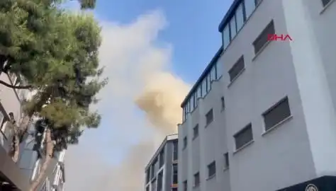 İstanbul'da 4 Katlı İş Merkezinde Yangın: Müdahale Devam Ediyor