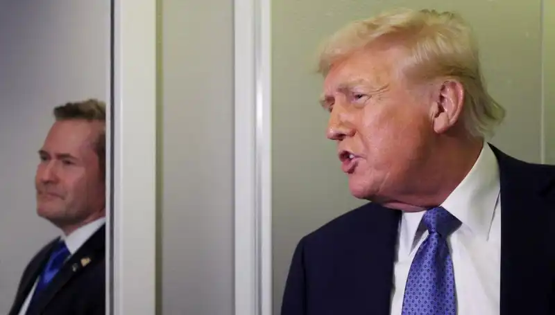 Eski Başkan Trump, Mike Waltz'u Görevden Alma Kararıyla Gündemi Sarsıyor