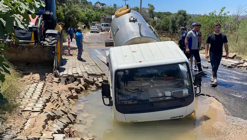 Bodrum’da Su Hattı Patladı: Tanker Çukura Düşerek Kentte Kriz Yarattı