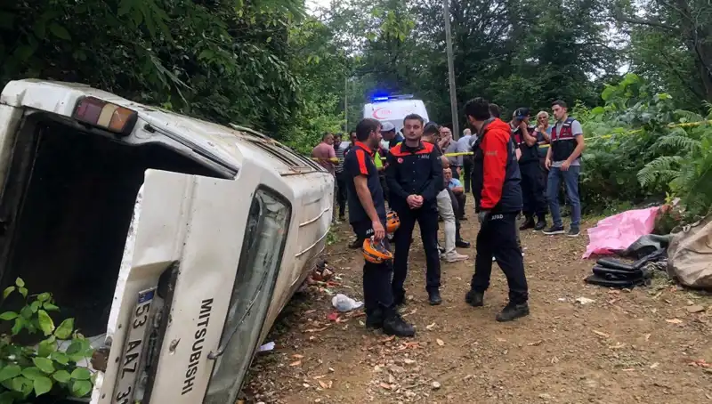 Rize’de Yolda Korkunç Kazaya Neden Olan Minibüs Yamaçtan Yuvarlandı!