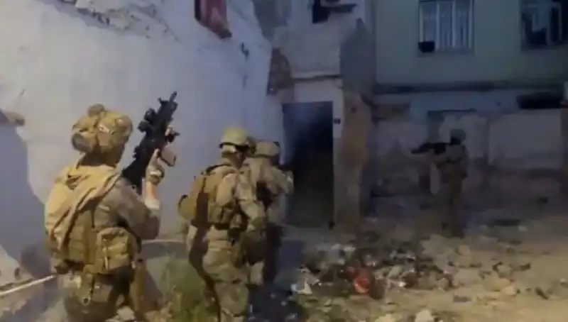 Türkiye Geniş Kapsamlı Uyuşturucu Operasyonuyla Suç Şebekelerini Çökertti