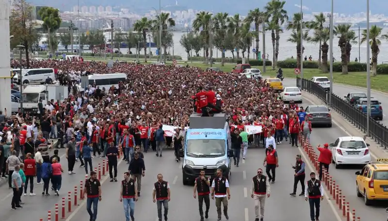 İzmir'de Grev Sürüyor: İşçiler Hakkını Arıyor!
