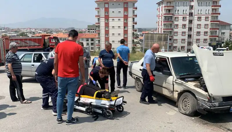 Kavşakta meydana gelen kaza: İki kişinin yaralanmasına neden oldu!
