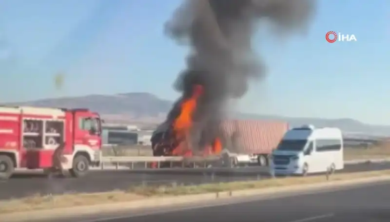 Ankara'da TIR Kazası: Alev Alev Yanan Araç, Tüm Trafiği Alt Üst Etti