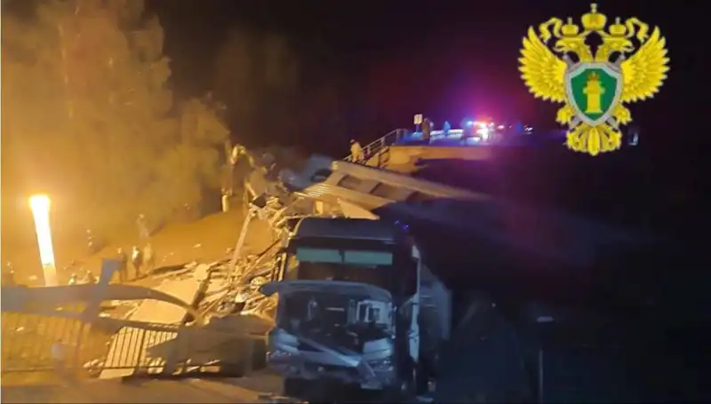 Rusya'da Feci Kaza: Köprü Tren Üzerine Çöktü, Can Kayıpları Var