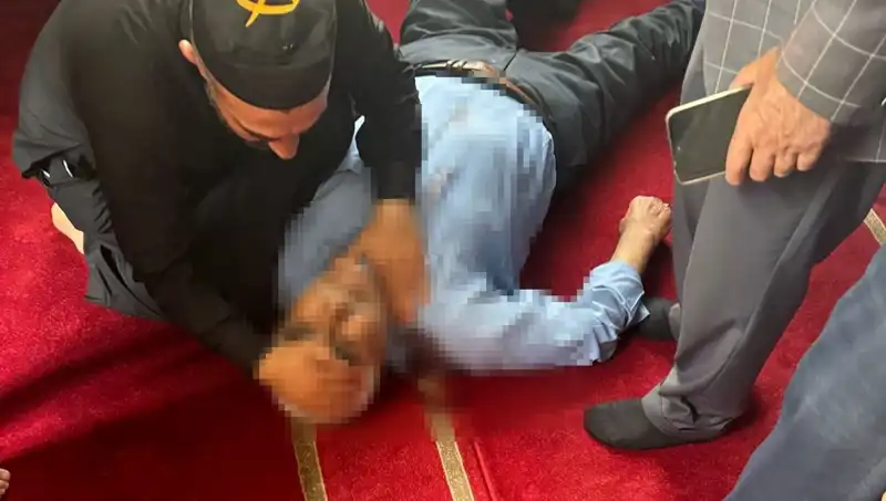 Camide Namaz Kılarken Bıçakla Saldırı: Detaylar ve Yansımaları