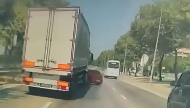 Bursa'da Ani Kör Nokta Kazası: Kazada Yaralananlar Hastaneye Kaldırıldı