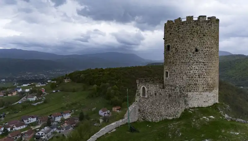 Bosna Hersek’teki Sokolac Kalesi: Tarihin İzlerini Taşıyan Zamanın Şahidi