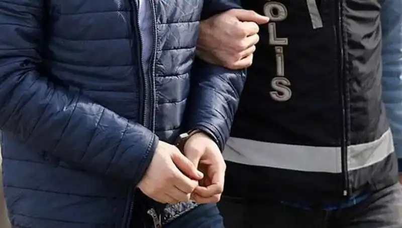 İzmir'de FETÖ Operasyonu: 10 Polis Memurundan 2'si Tutuklandı, Diğerleri Serbest Kalacak mı?