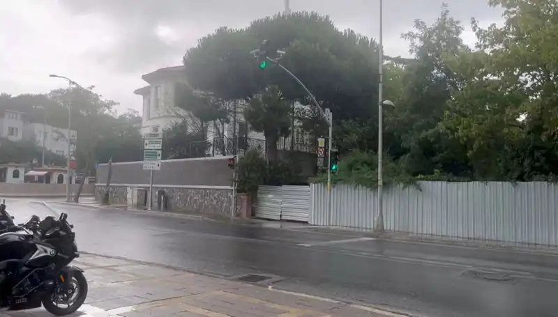 İstanbul'u Vuran Sağanak Yağış: Hayat Durma Noktasına Geldi
