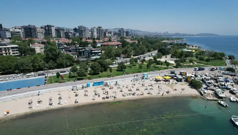 İstanbul’da Kavurucu Sıcaklar Caddebostan’ı Kıyasıya Canlandırdı