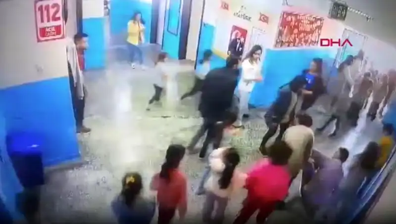 Okulda Panik: Bayılan Öğrenciyi Müdür Yardımcısı Kurtardı