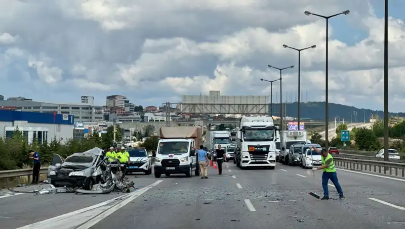 Otoyolda Trafigi Felç Eden Kaza: Üç Kişi Araçta Mahsur Kaldı