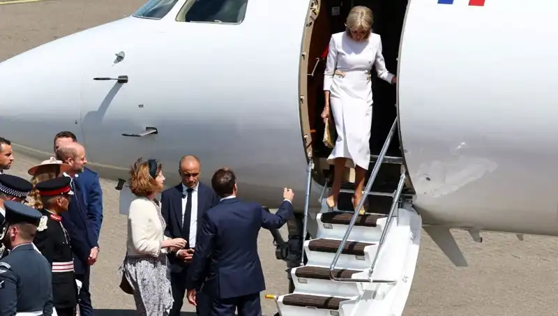 Macron Çifti Arasında Kriz: Elini Uzattı, Eşi Görmezden Geldi