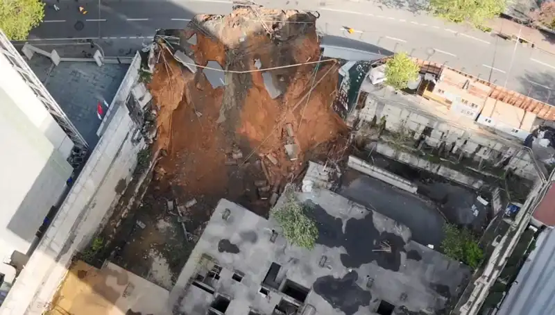 Sarıyer'de Aniden Çöken Yol, Cadde Trafiğe Kapalı Kaldı