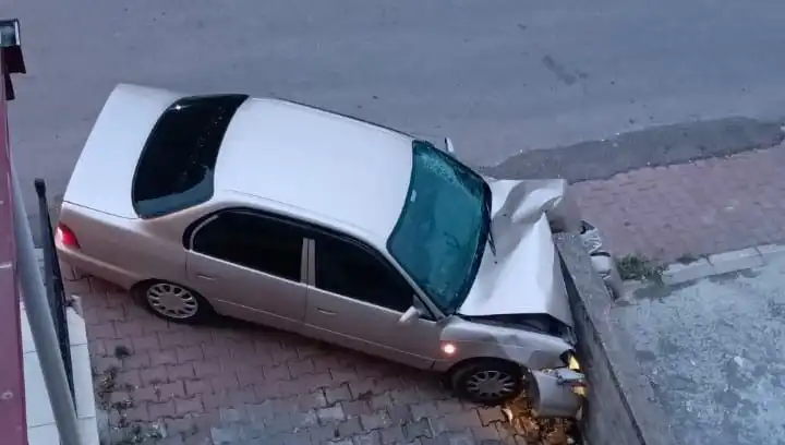 Kontrolü Kaybeden Araç Kaza Yaptı: Duvara Çarpmanın Detayları