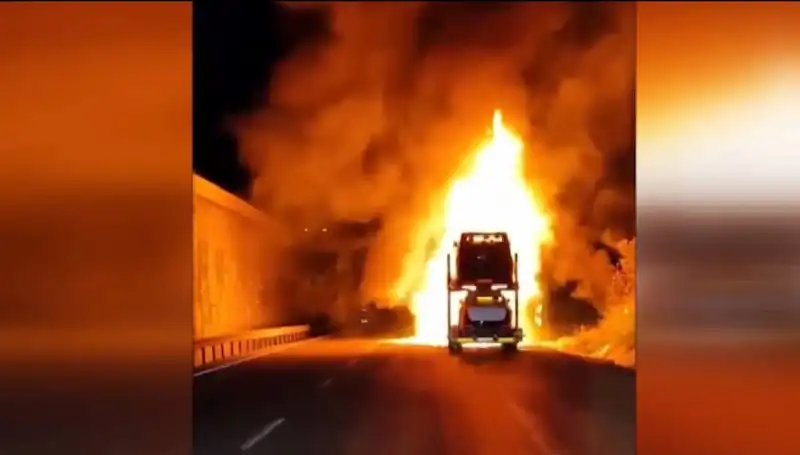 Otomobil Yüklü Tırda Çıkan Yangın, 8 Araçla Faciaya Neden Oldu