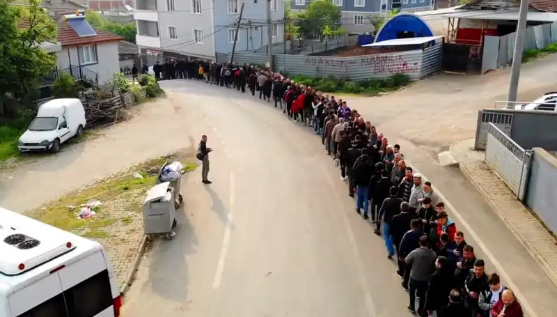 Bursa'daki Mahallede Bayramlaşma Geleneği Devam Ediyor: 1 Kilometre Kuyruk