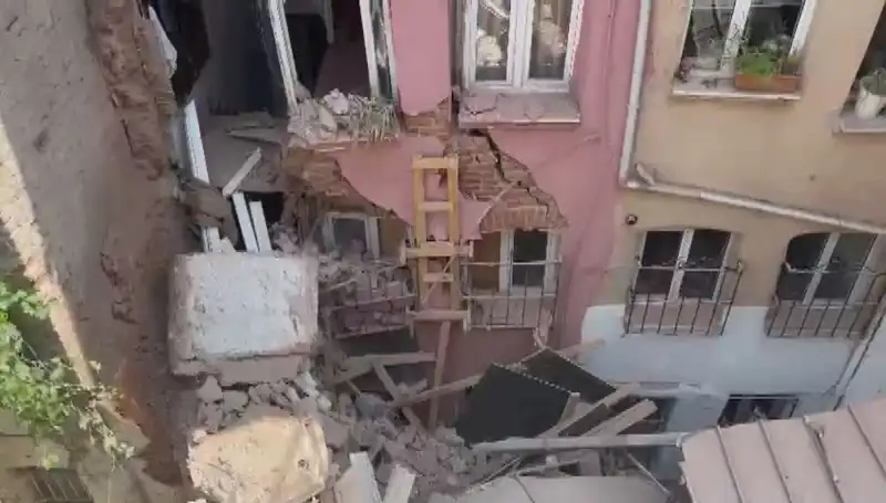 İstanbul’da Üç Katlı Binanın Balkonu Aniden Çöktü, Olay Anı Kamerada!