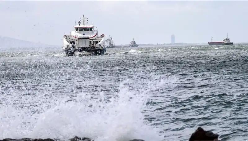 İzmir'de Fırtına Nedeniyle Vapur Seferleri İptal Edildi