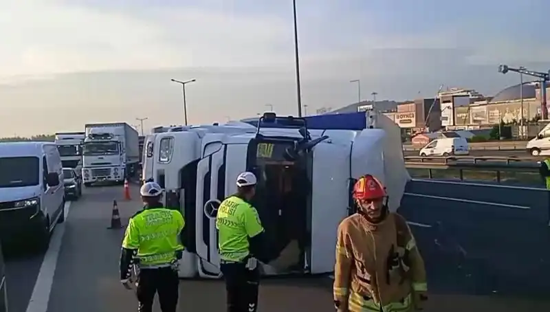 Pendik TEM Otoyolu'nda TIR Devrildi, İstanbul Yönünde Trafik Çileye Dönüştü
