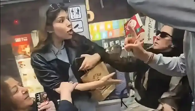 Tramvayda Kadınlar Arasında Şok Eden Tekmeli ve Küfürlü Kavga!