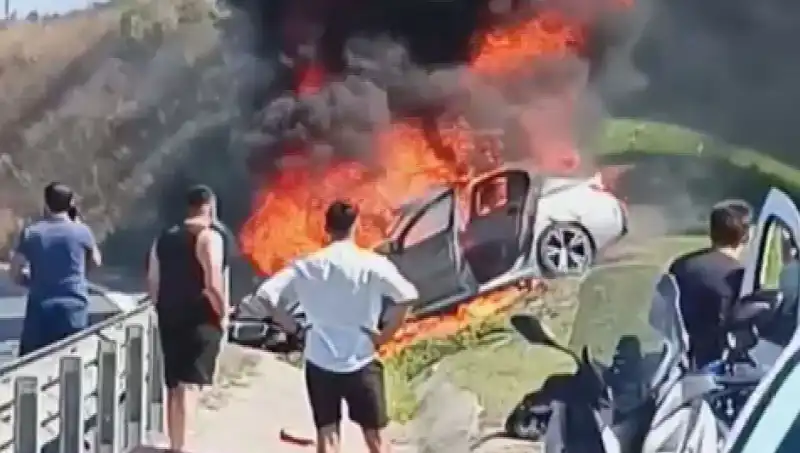 TEM Otoyolu'nda meydana gelen feci kaza: Otomobil alev alev yandı!