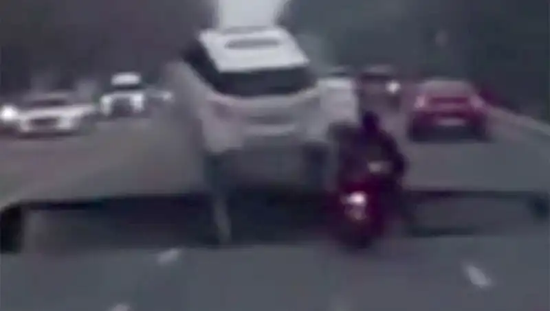 Güney Kore Otoyolunda Dev Çukur Motosiklet Yuttu: Kaza ve Sonrası