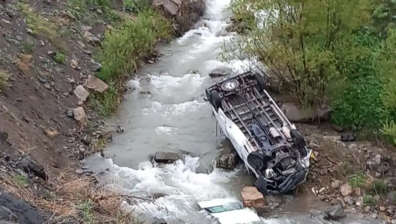 Hakkari'de Minibüs Kazası: İşçileri Taşıyan Araç Devrildi, Hayatını Kaybedenler Var