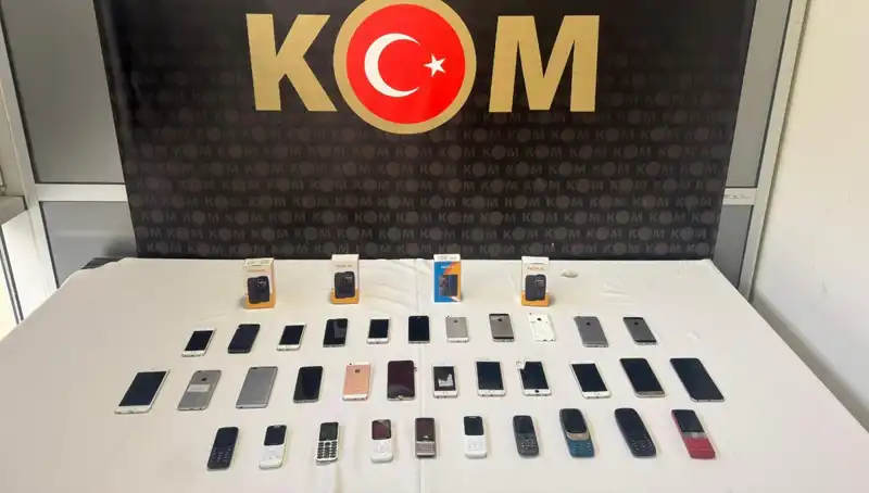 37 Kaçak Cep Telefonu Operasyonuyla Ele Geçirildi: Gümrükte Şok Gelişme