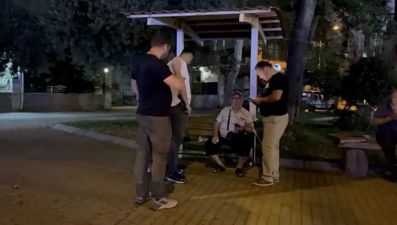Gözleri Görmeyen Adamın Telefonunu Çaldılar: Şok Edici Olay!
