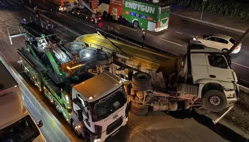 Moloz Yüklü Hafriyat Kamyonu Devrildi: Kaza Yerine Ait Detaylar ve Olayın Ardındaki Sebepler
