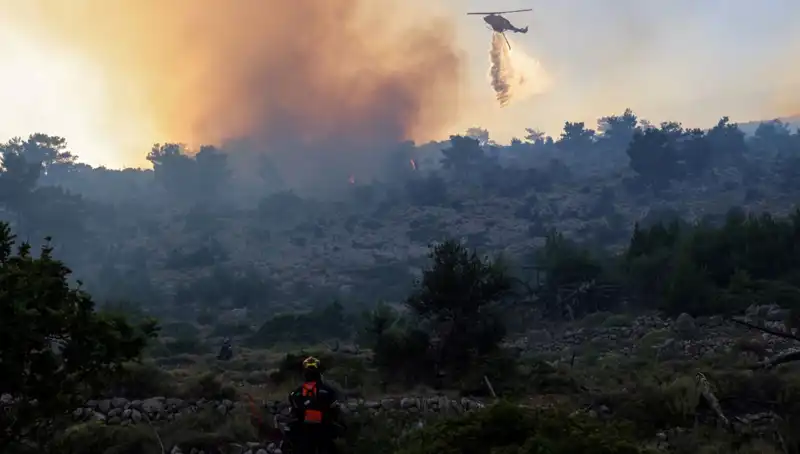 Eğriboz Adası’nda Orman Yangını: İki Köy Tahliye Edildi, Tehlike Büyüyor