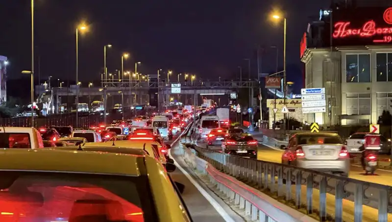 Yenibosna Metrobüs Yaya Üst Geçidinde Büyük Çalışma Başlatıldı!