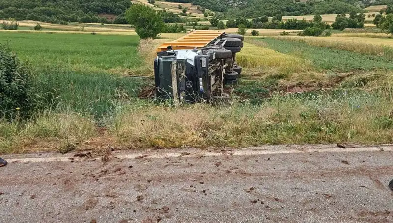 Tokat'ta Devrilen Kamyonun Şoförü Can Verdi: Feci Kaza Detayları Ortaya Çıktı