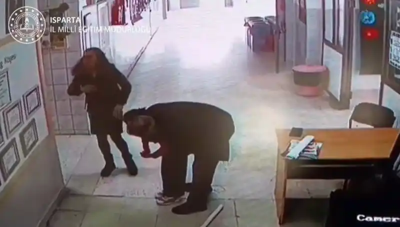 İlkokulda Hayat Kurtaran An: Öğretmenin Heimlich Manevrası Tüm Dikkatleri Çekti