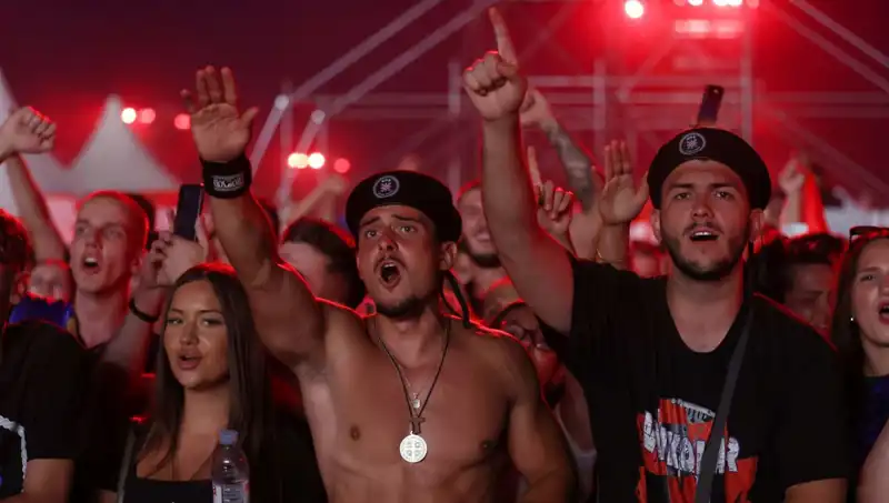 Thompson Konserinde Nazi Selamı Skandalı: Müzik Dünyasında Sarsıcı Olay!
