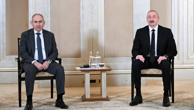 Aliyev ve Paşinyan, Abu Dabi'de Barışa Giden Yolda Tarihi Bir Buluşma Gerçekleştirdi