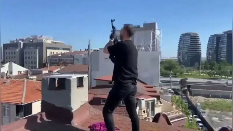 İstanbul'da Dikkat Çeken Operasyon: Çatıdan Bacadan AK-47 İle İndiler