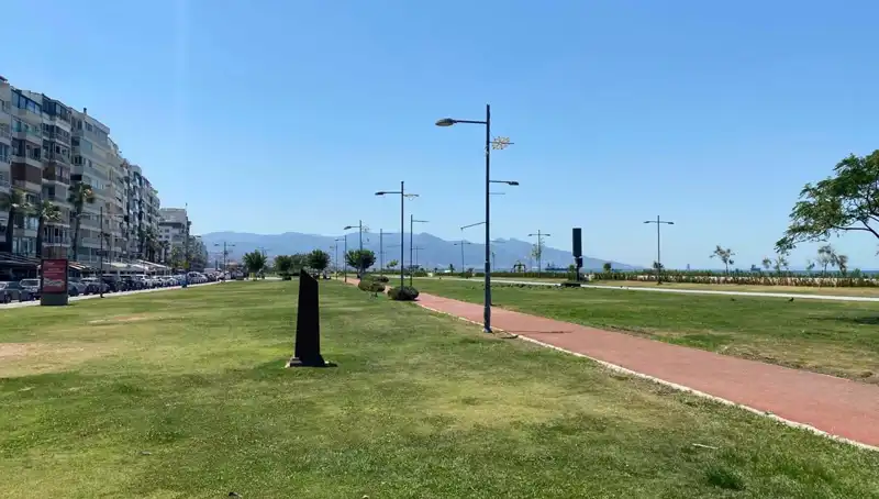 İzmir Kordon'da Sıcaklık Rekoru! Şehirde Kalabalık Yerler Boş Kaldı