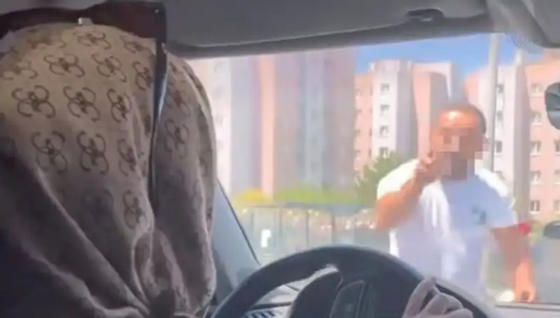 Trafikte Dehşet Anları: Camı Yumruklayan Sürücülerin Çığlığı
