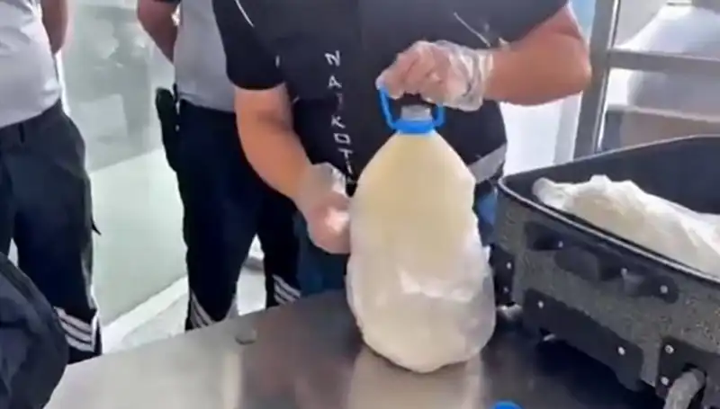 Havalimanında Süt Şişesi İçinde Ele Geçirilen Uyuşturucu İle Şok Edici Yakalama!