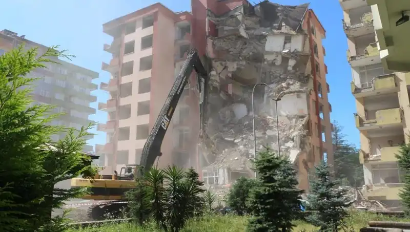 Zamanla Yarış: Deprem Değil Dalgalar Yıkıma Neden Oldu, İki Bina Yıkıldı!