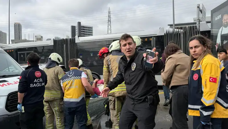 Metrobüs Kazası: İstanbul’da Seferler Durduruldu, Can Kaybı ve Yaralılar Filmi Gibi!