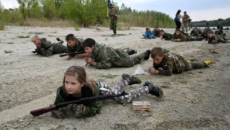 Rusya'da Çocukların Askeri Eğitimi: 8 Yaşındaki Savaşçıların Şaşırtıcı Hikayesi