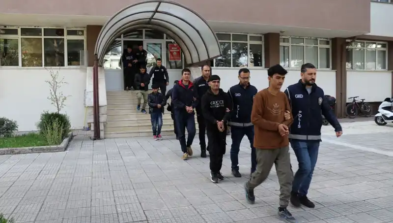 Türkiye'nin İki İlinde 21 Düzensiz Göçmen Operasyonu: Yakalanma Anları