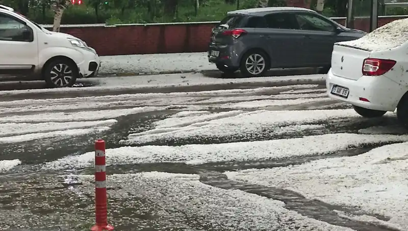 Ardahan'da Dolu Yağışı: Şehir Bembeyaz Bir Görünüme Büründü