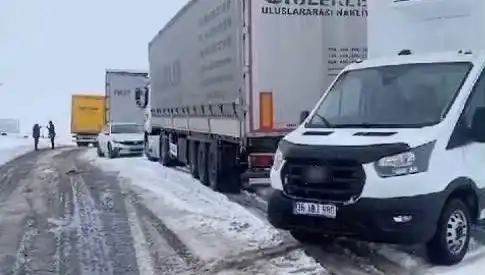 Kars-Ardahan Karayolunda Kar Yağışı: TIR'ların Kara Saplanma İniyası