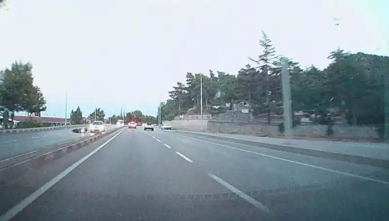 Otomobil ile Motosiklet Çarpıştı: Kaza Sonrasında Yaralı, Güvenlik Önlemleri Tartışılıyor